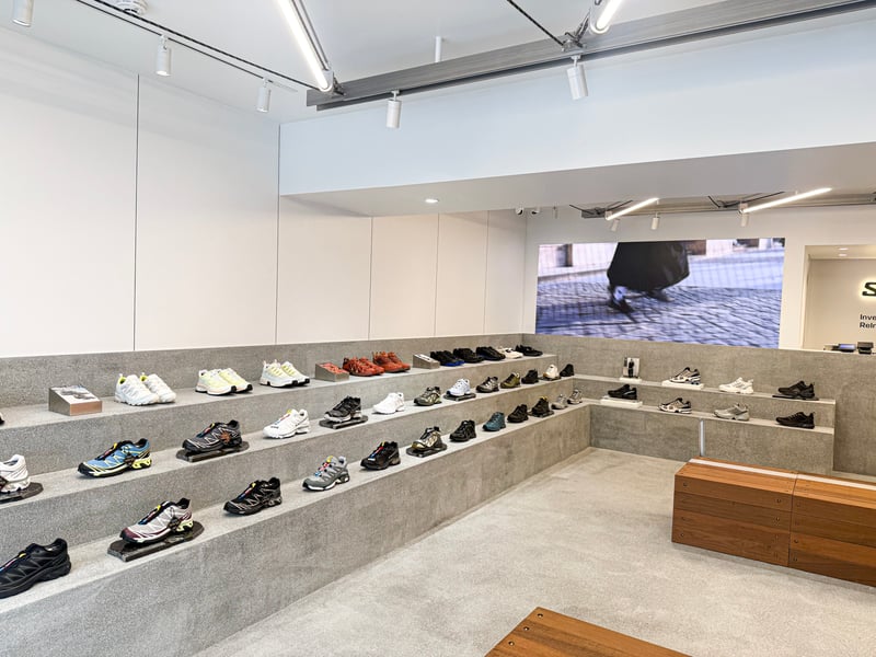 サロモンストア 南青山の店内