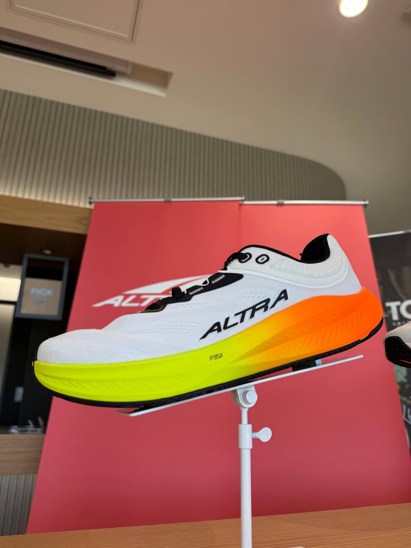 白いランニングシューズ