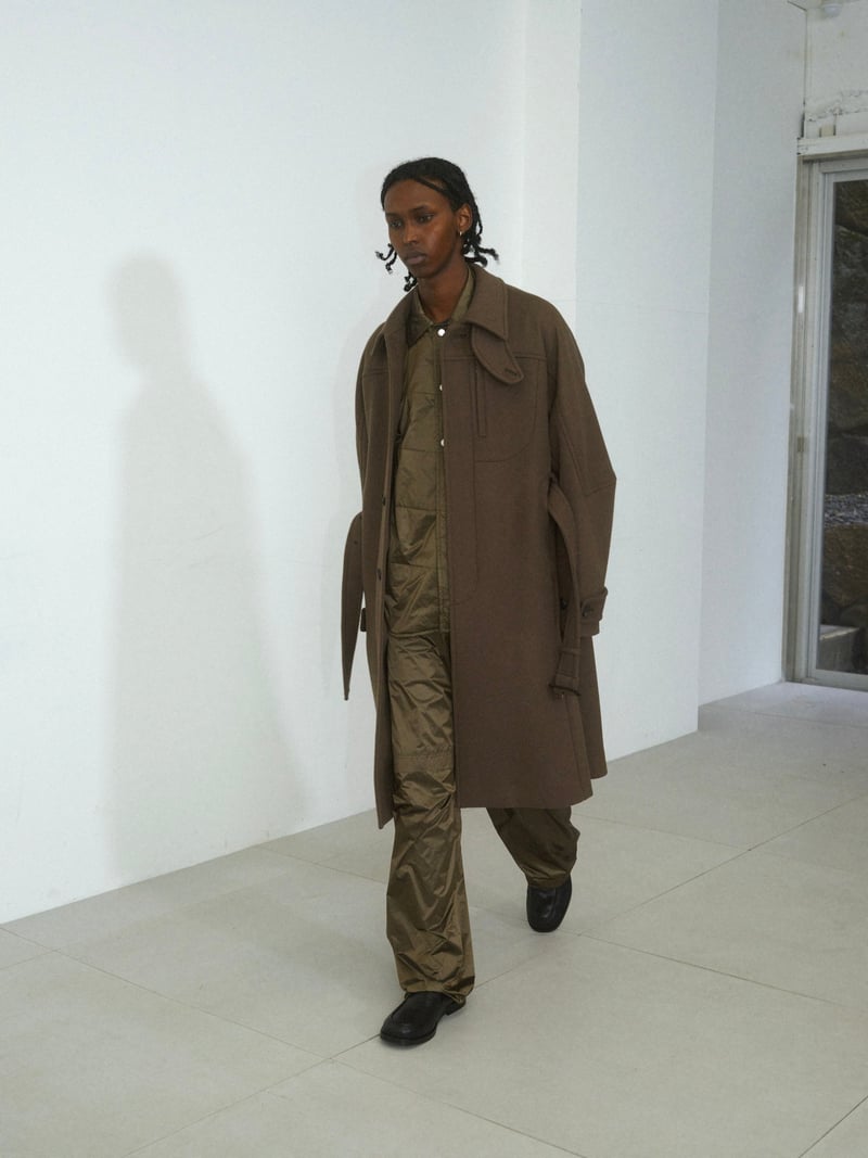 NTNの洋服を着たモデル