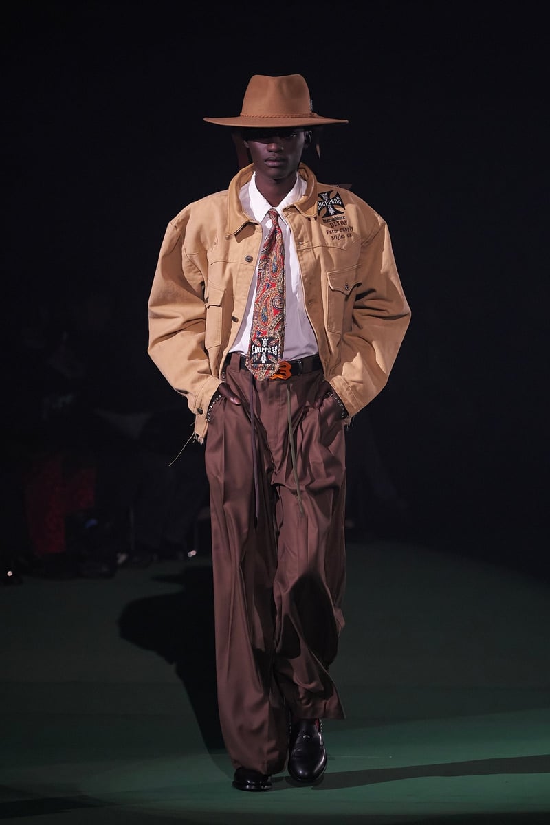 チルドレンオブザディスコーダンスの服を着た男性モデル