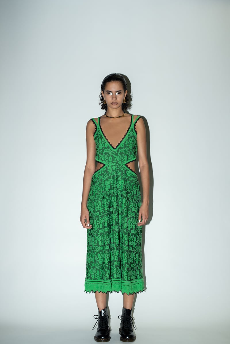 グリーンのニットドレスを着用した女性モデル