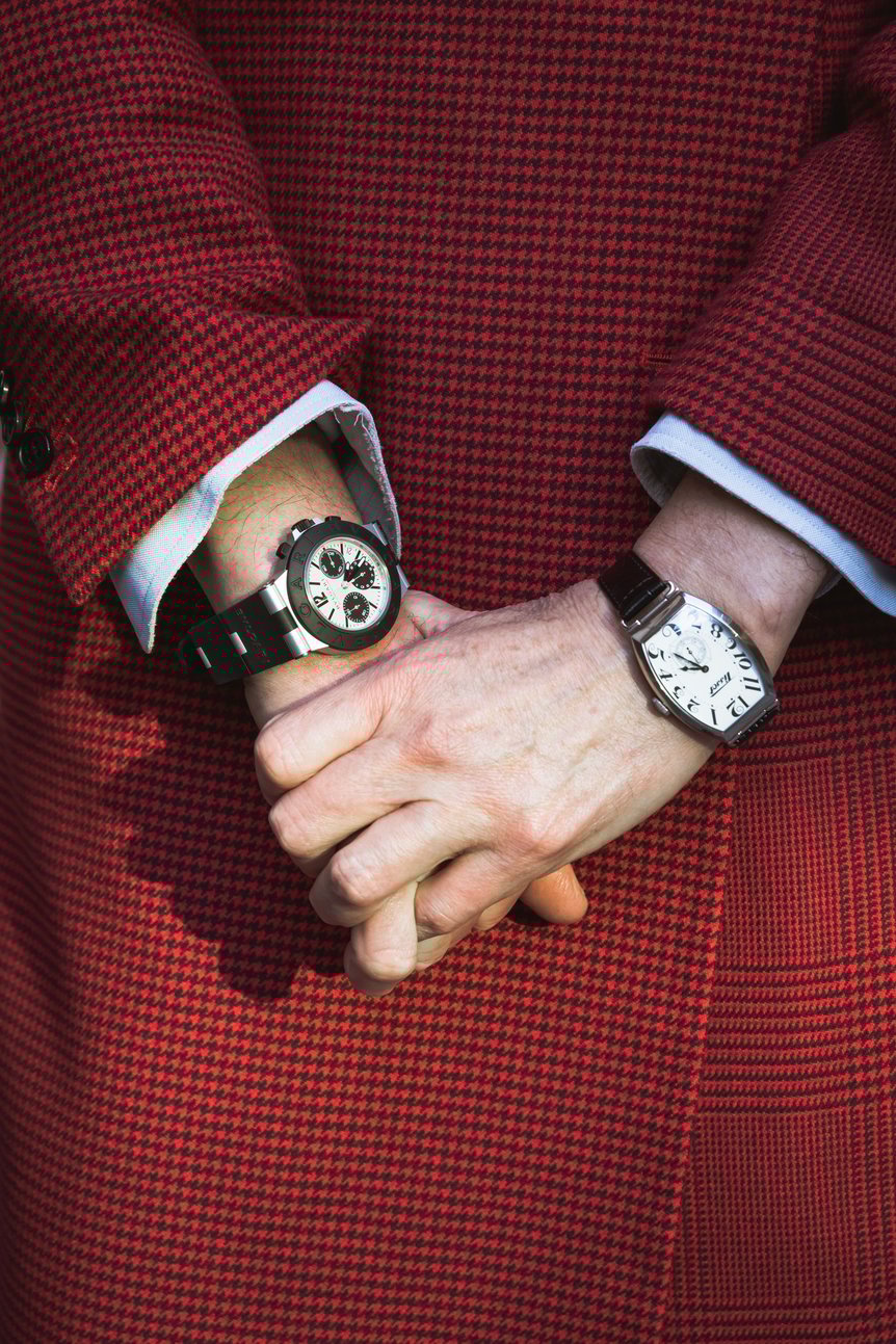 両手につけた腕時計