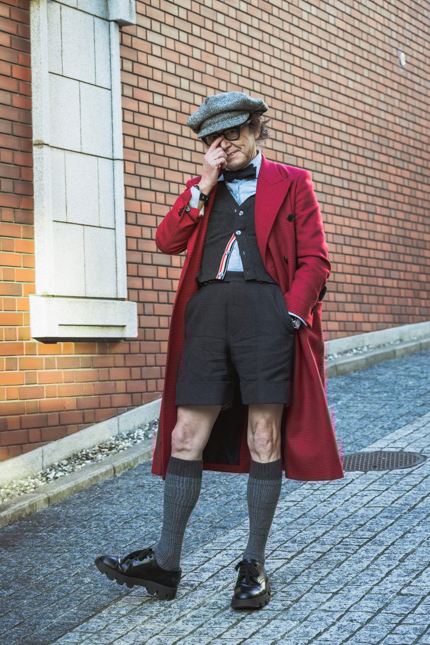 ポール・スミスのコートを着用した鈴木正文