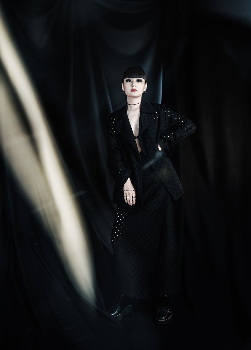 ポーズを取る女性