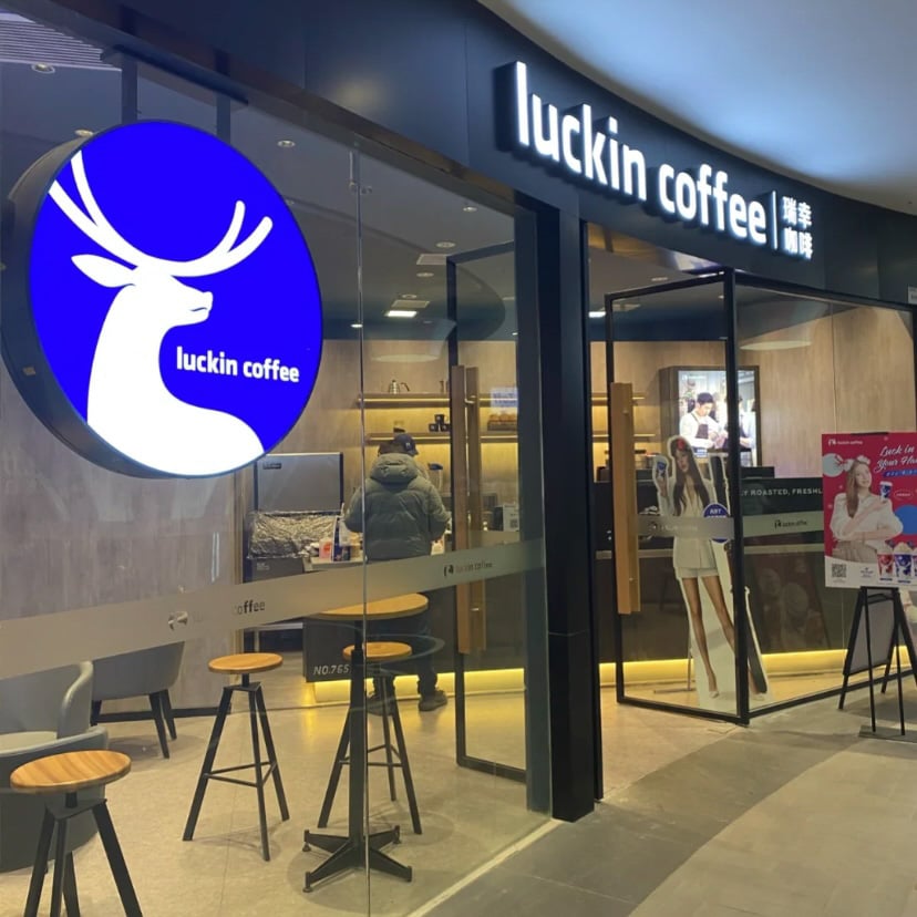 Luckin coffeeのロゴ看板が際立つ外観