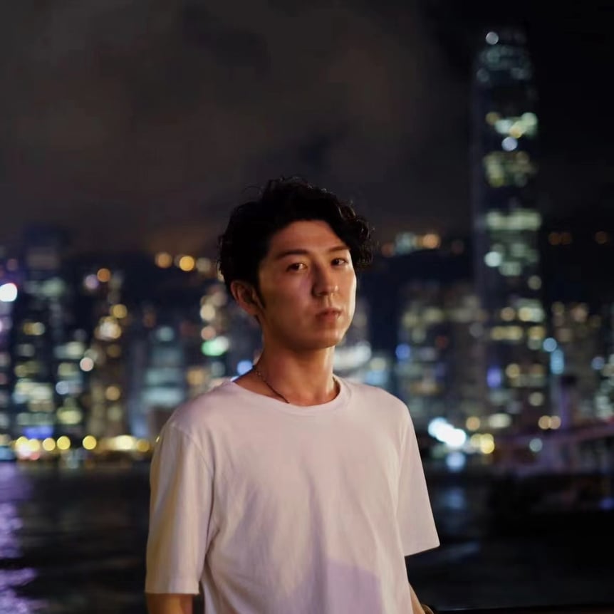 夜景を背景に撮影した西山さん