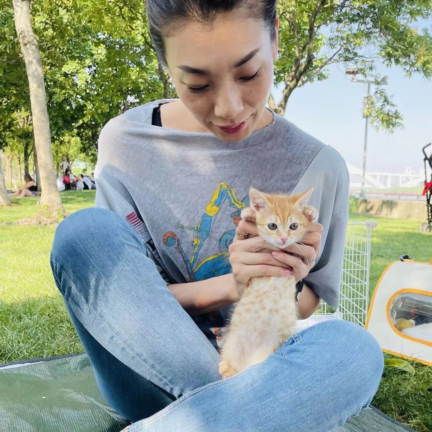 猫を抱く美弥さん