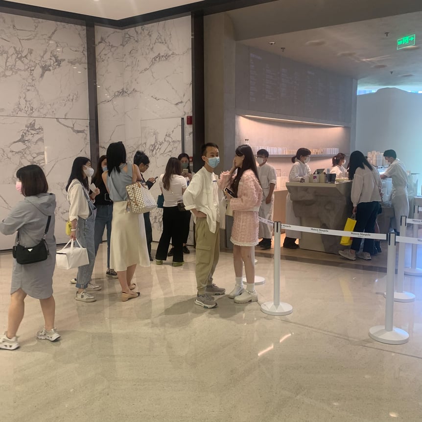 上海にあるメゾン マルジェラカフェの内部