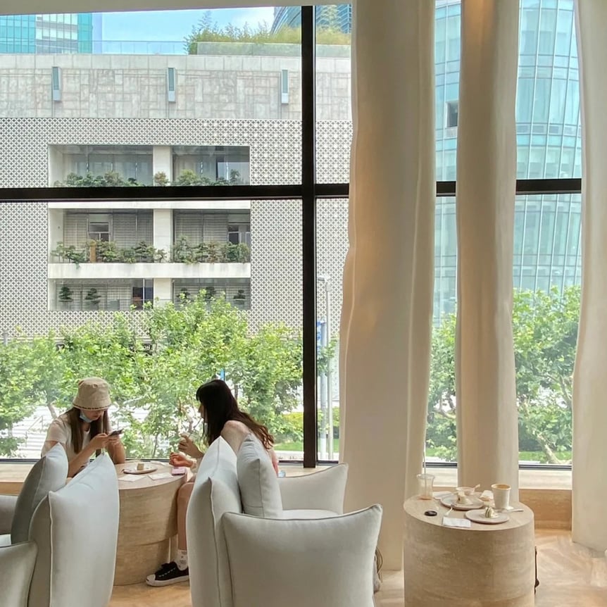 上海にあるメゾン マルジェラカフェの内部