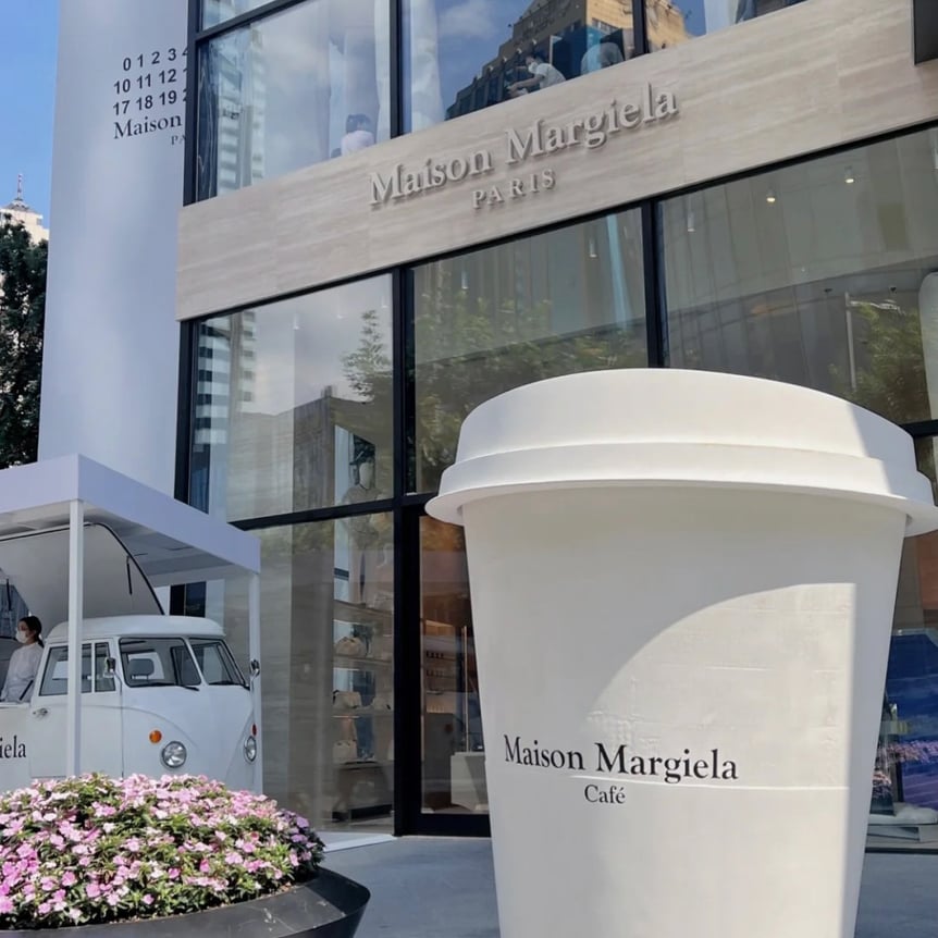 大きな白いカップのモニュメント