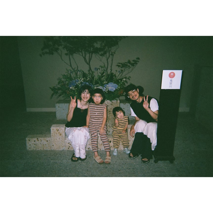 4人家族が映る写真