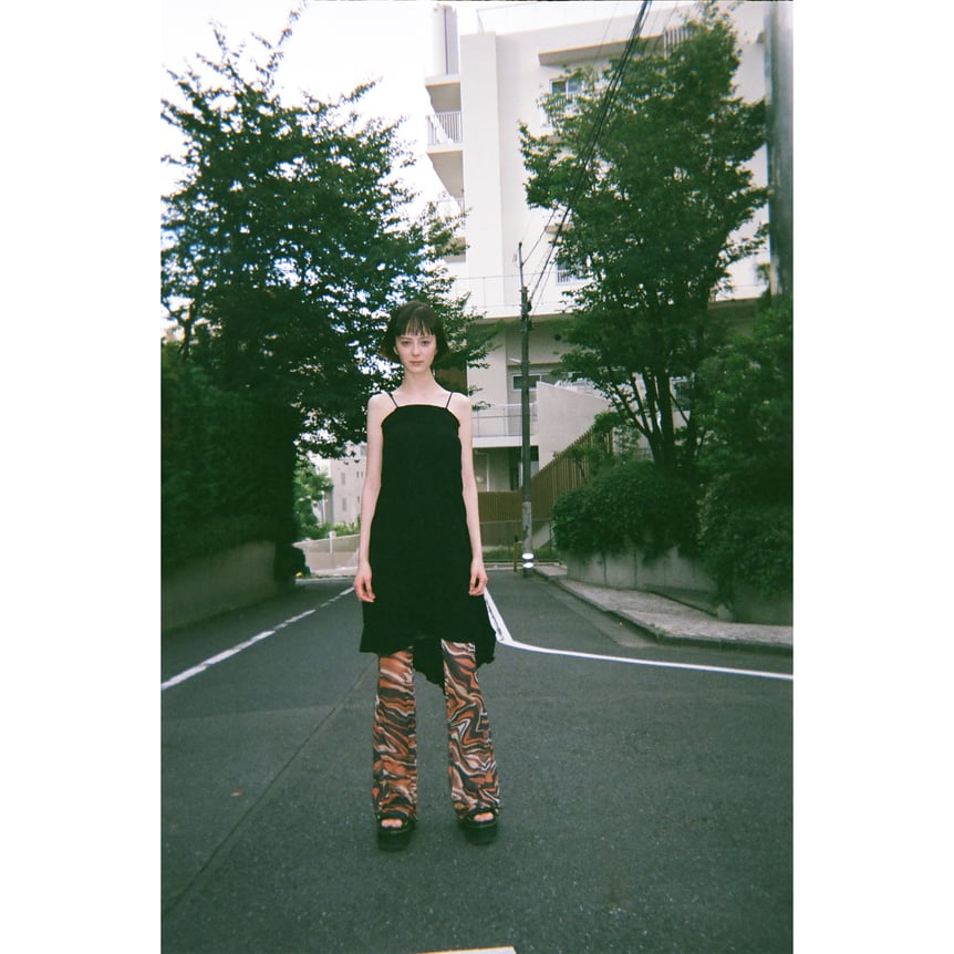 ボブスタイルの女性の全身写真