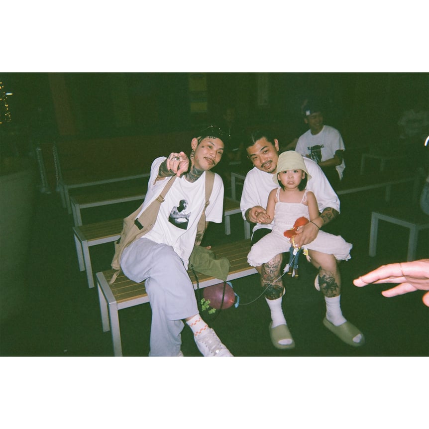 2人の男性と膝の上に女の子が乗っている写真