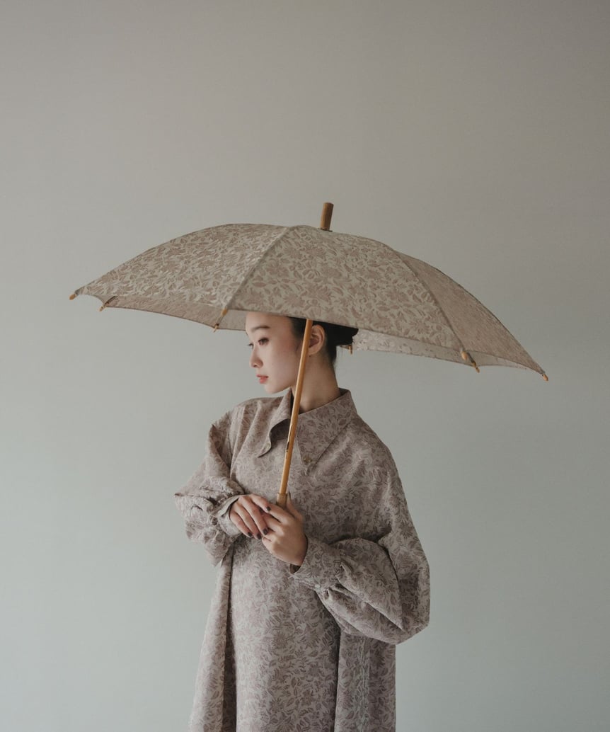 女性モデルを起用したルック