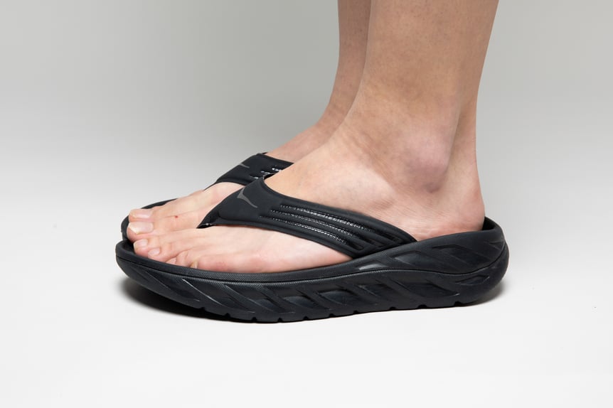 サンダルを履いた足