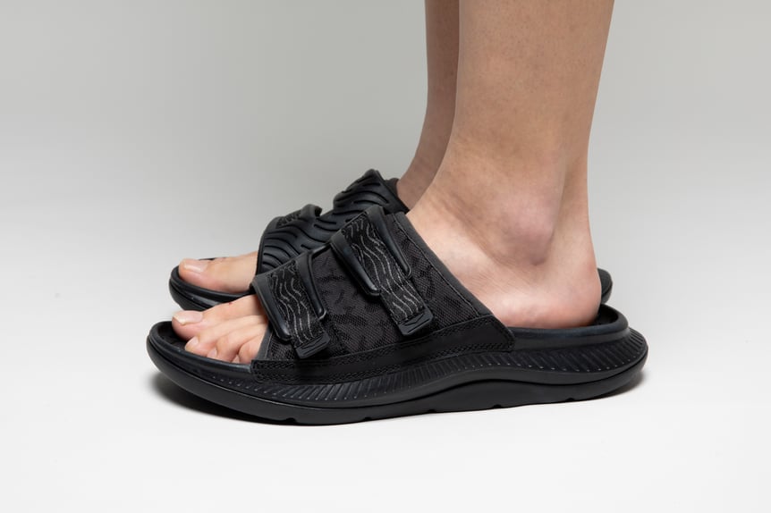 サンダルを履いた足