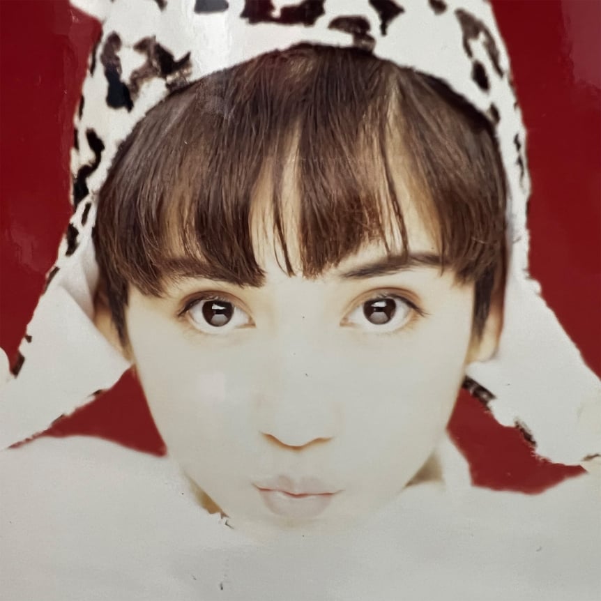 白い帽子を被ったショートカットの女性