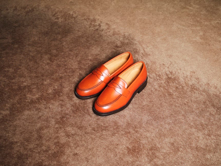 オレンジのローファー