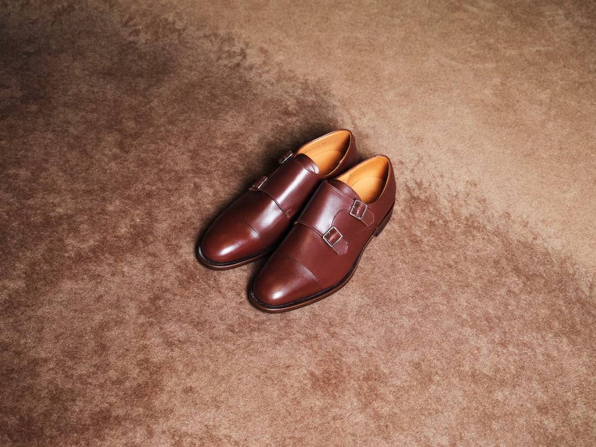 茶色い革靴