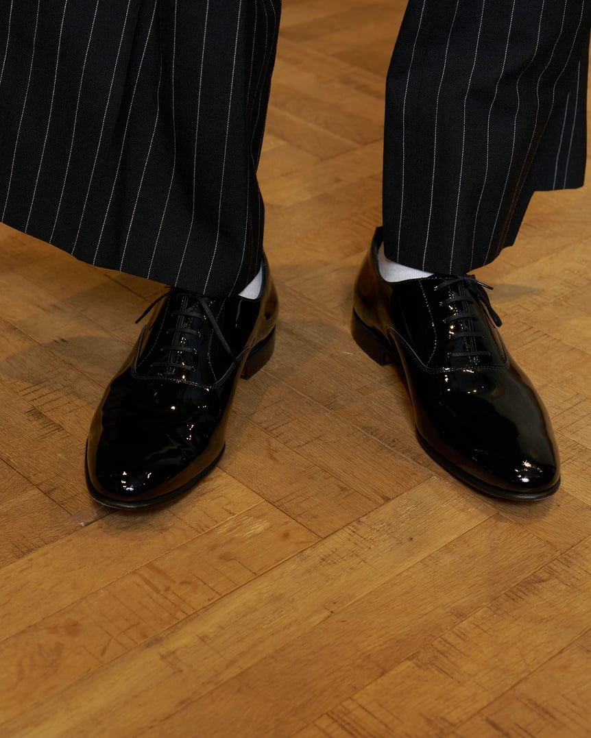 黒の革靴を履く男性