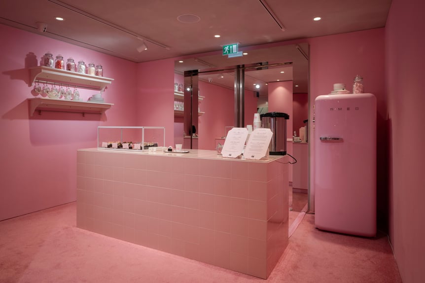 「オニツカタイガー(Onitsuka Tiger)」「パトゥ(PATOU)」のコラボレーションポップアップ。場所はロンドン店。