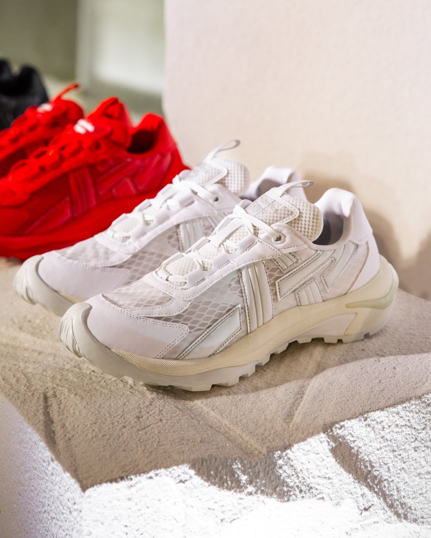 ホワイトのスニーカー