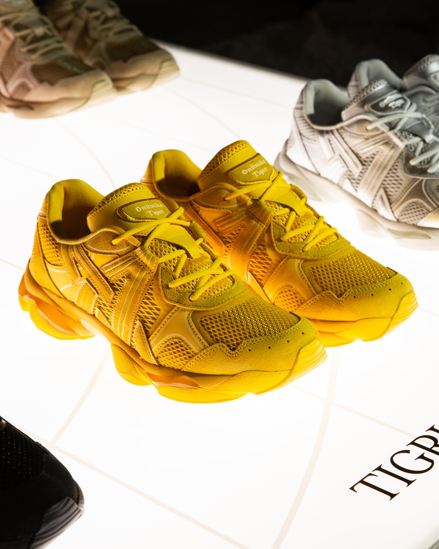 イエローのスニーカー
