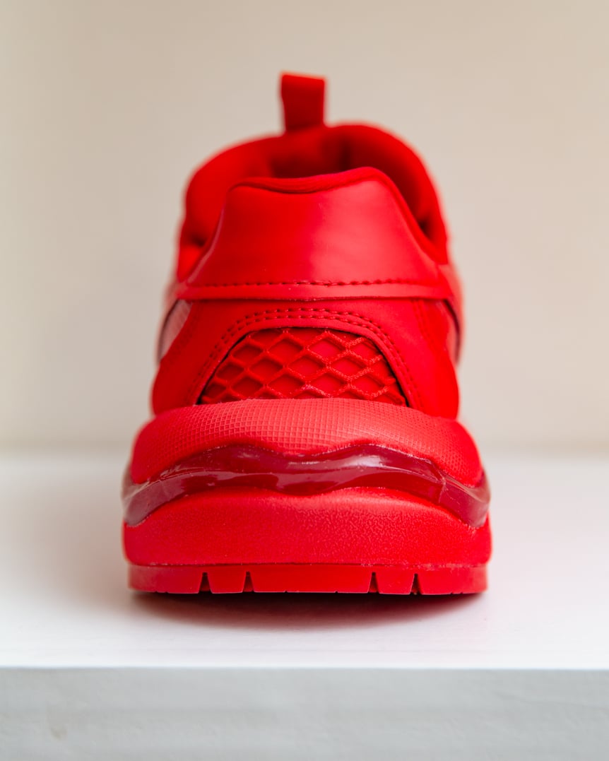 赤いスニーカー
