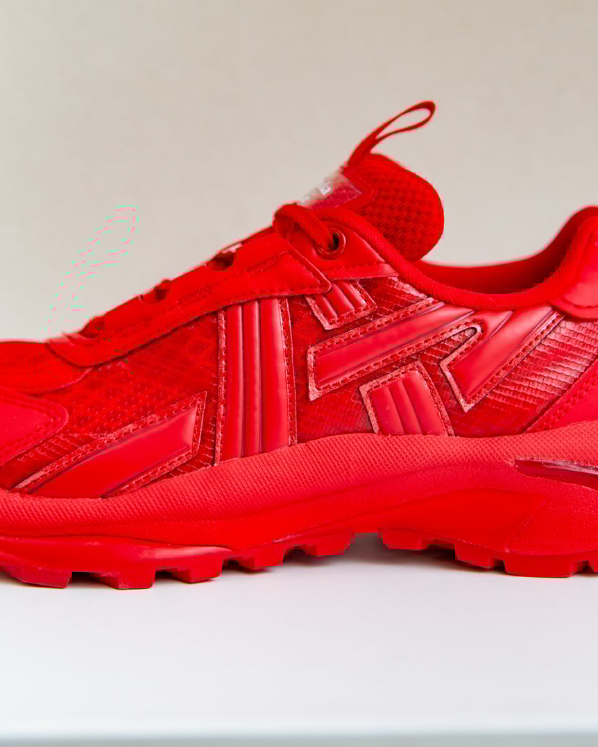 赤いスニーカー