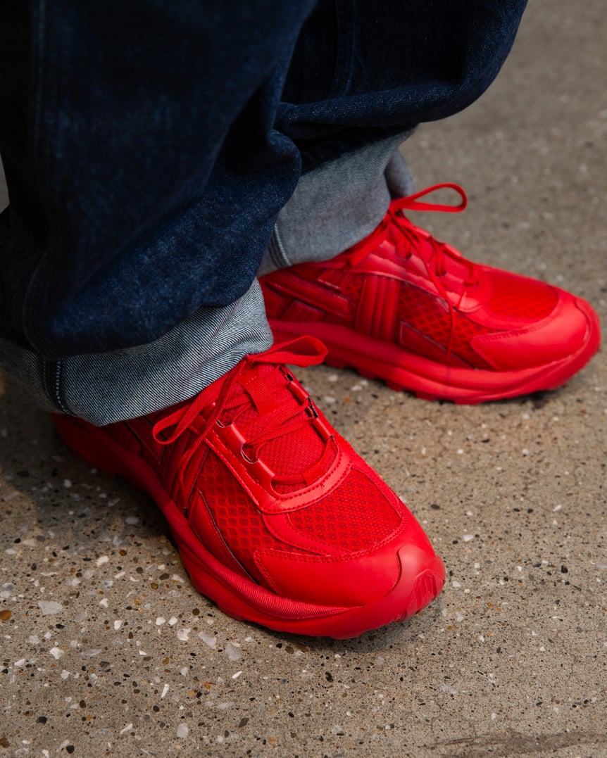 赤いスニーカーを履いた足元