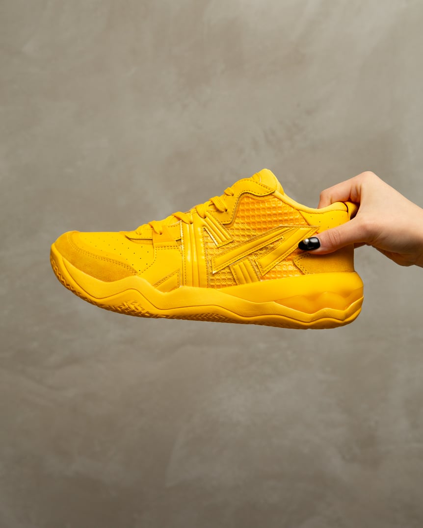 イエローのスニーカー