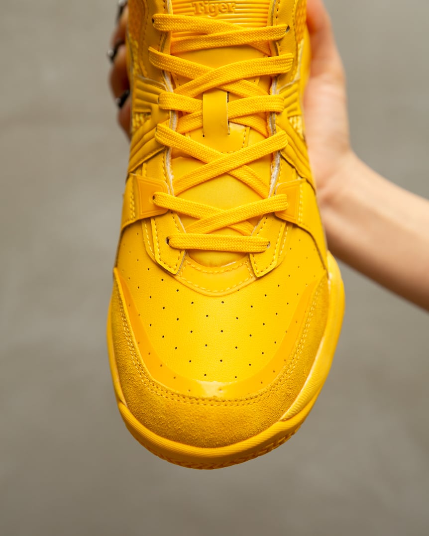 イエローのスニーカー