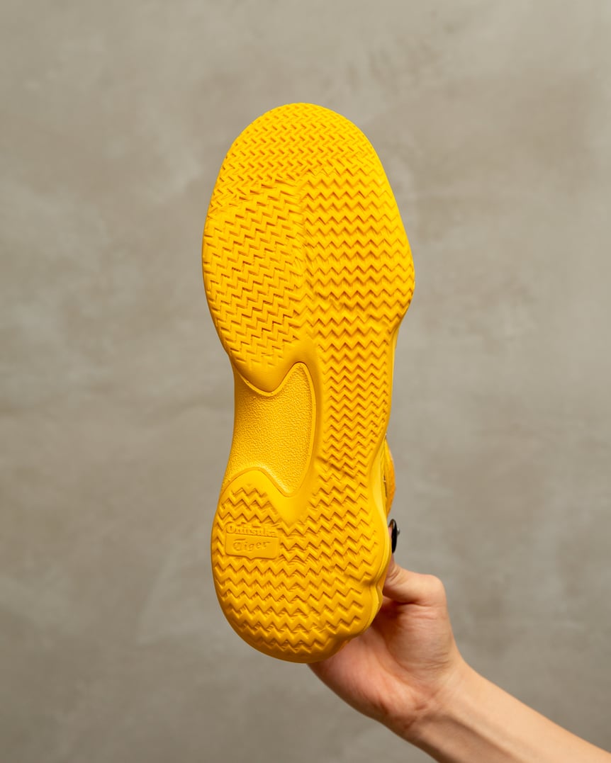 イエローのスニーカー