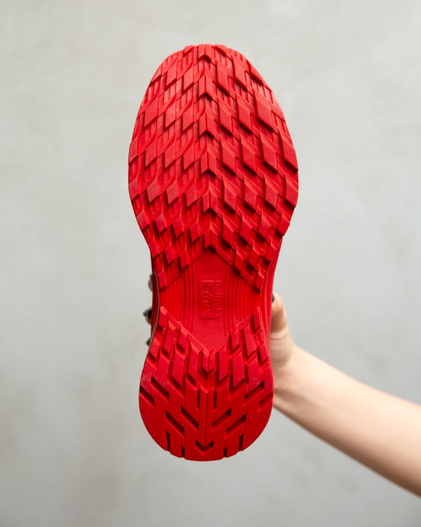 赤いスニーカー