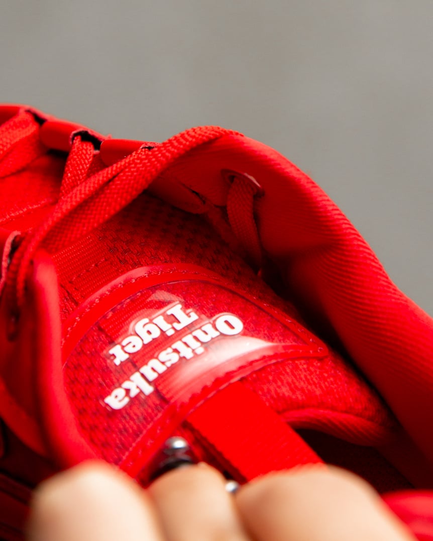 赤いスニーカー