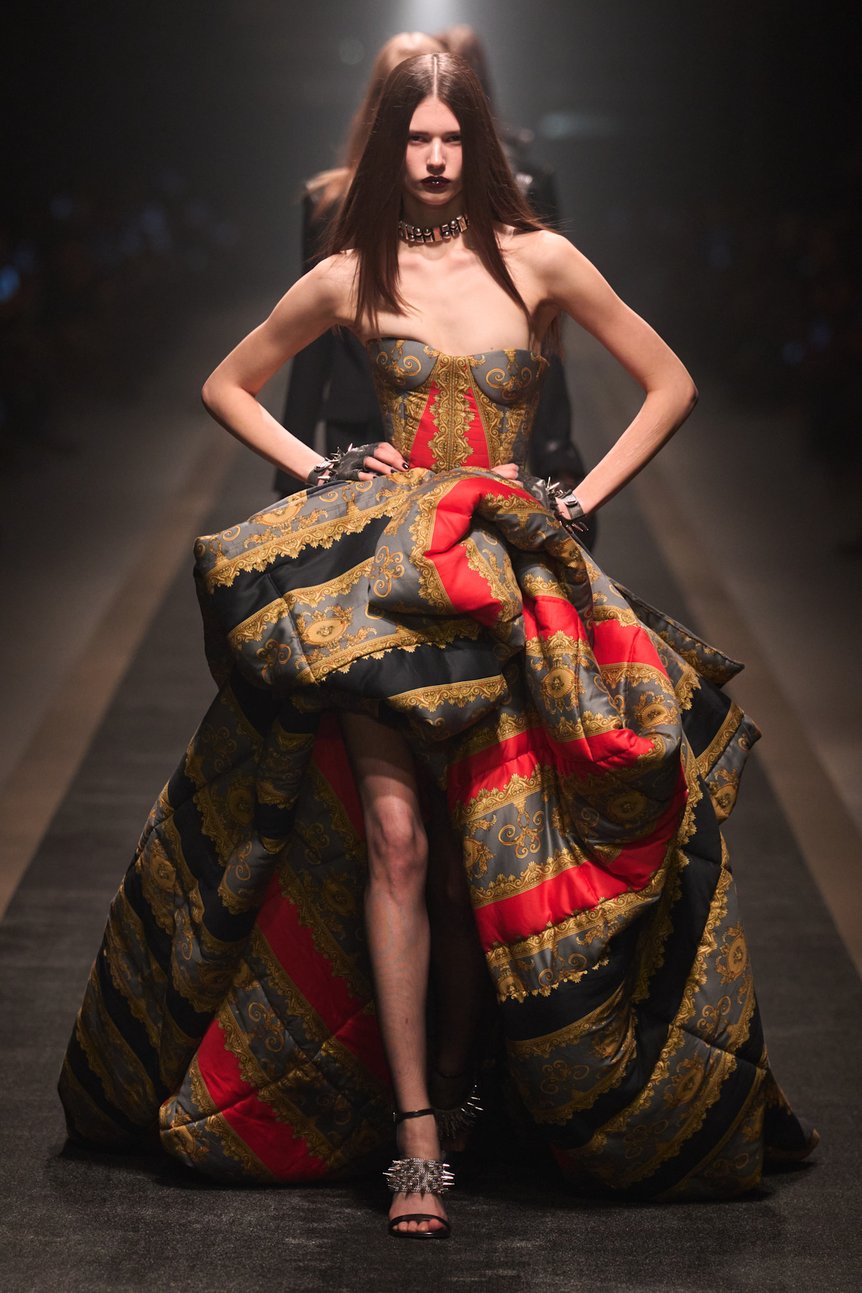 「VERSACE」2025年秋冬コレクション