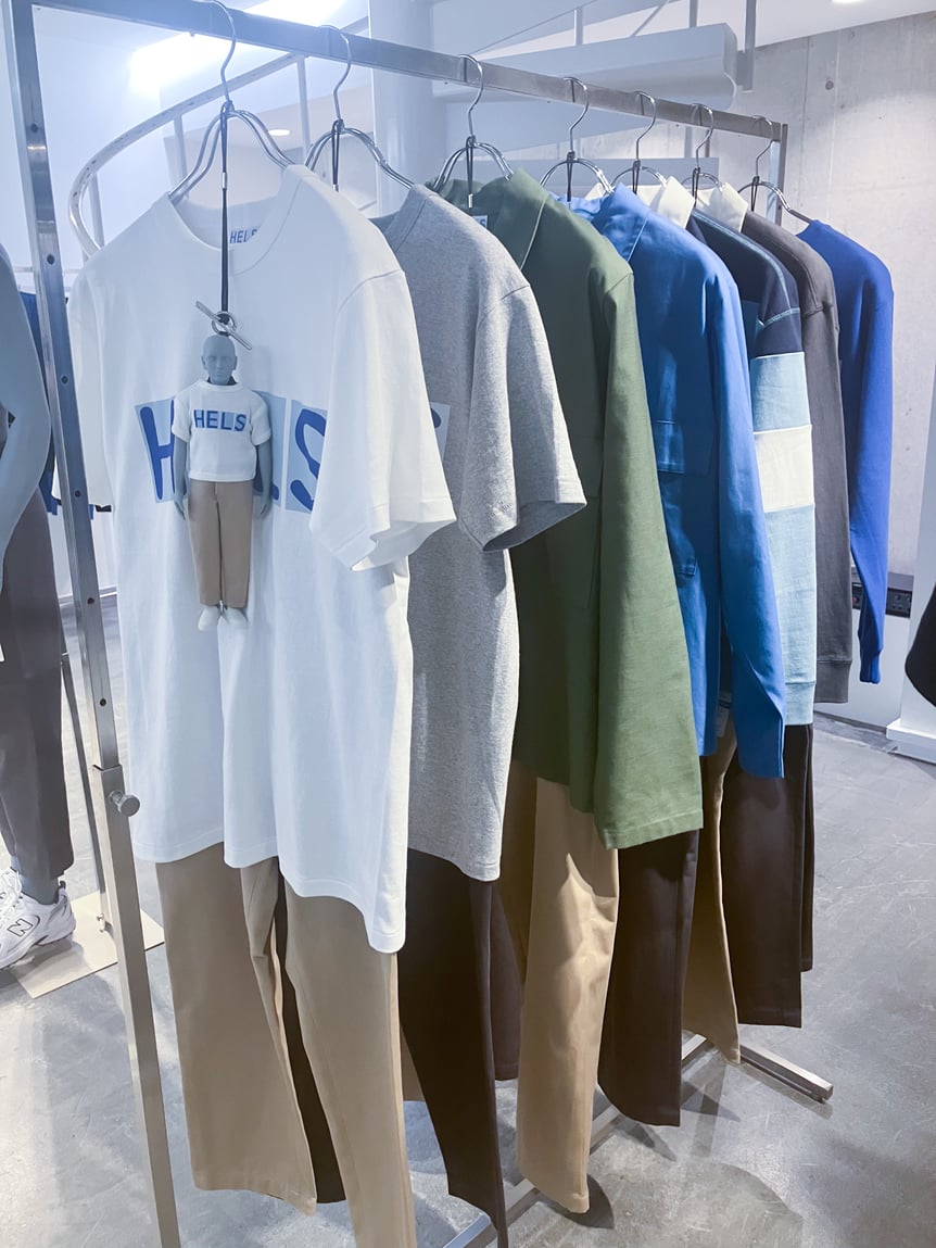 ラックに掛かった「ヘルス」の定番コレクションの服