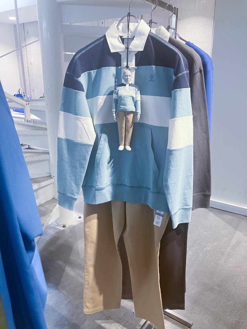 ラックに掛かった「ヘルス」の定番コレクションの服