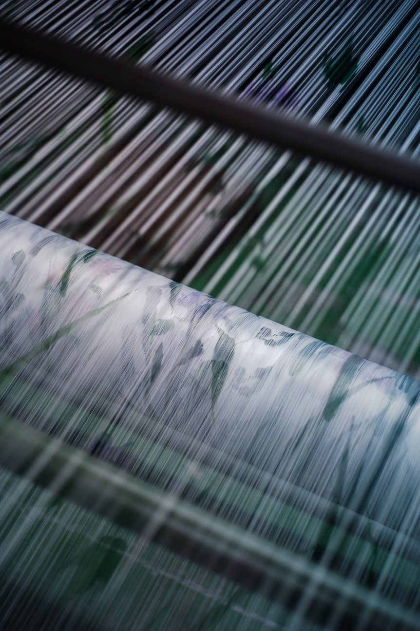 絣の技法を再現した生地を織っている様子