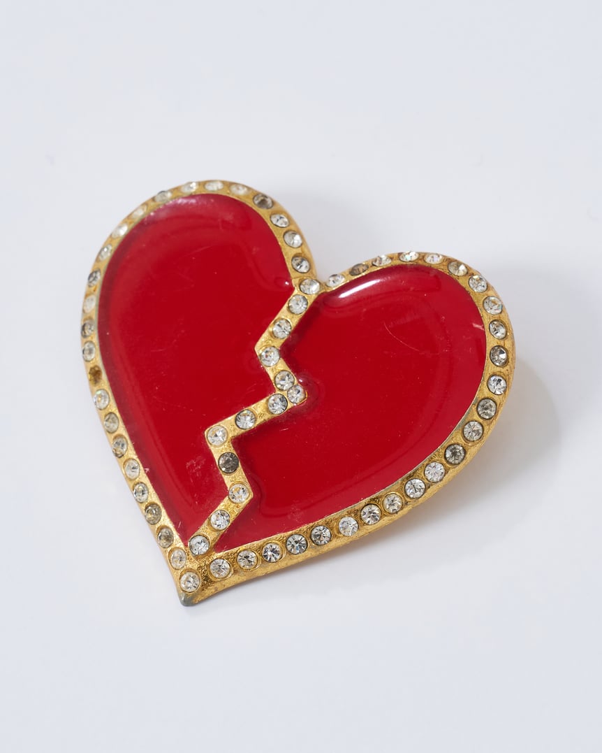 ハート型のブローチ