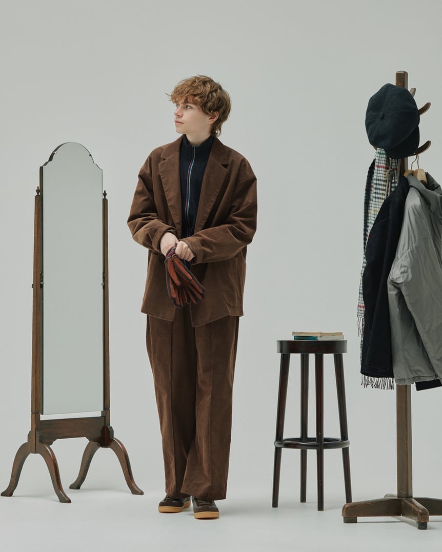 コーデュロイのセットアップを着た白人の男性モデル