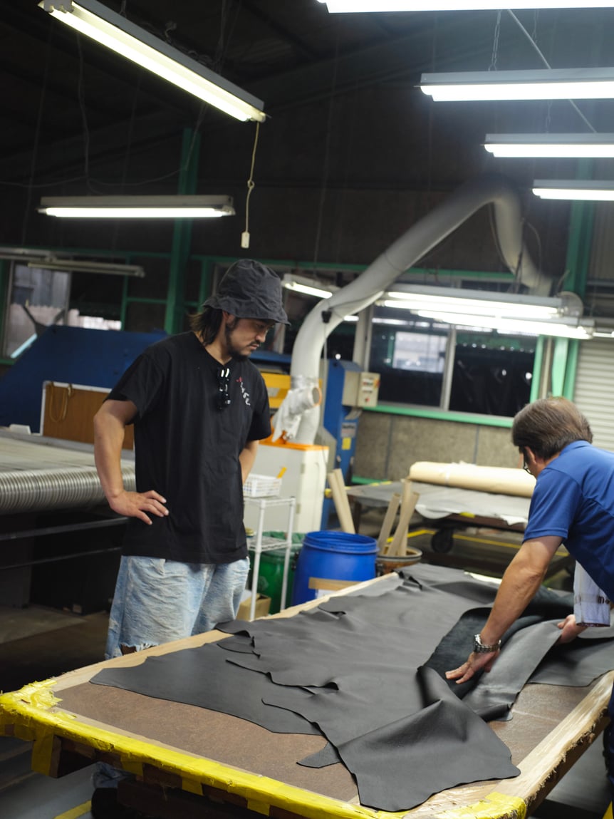 タンナーを巡る森川デザイナー