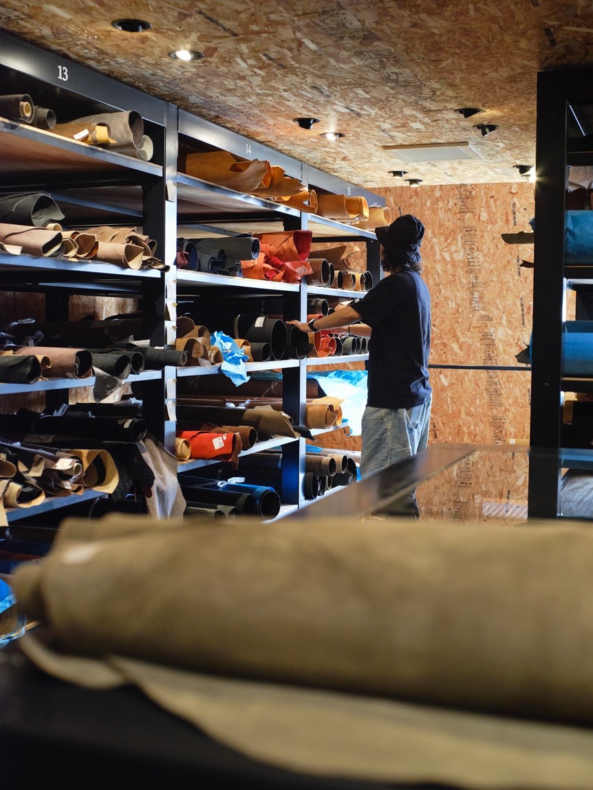 タンナーを巡る森川デザイナー