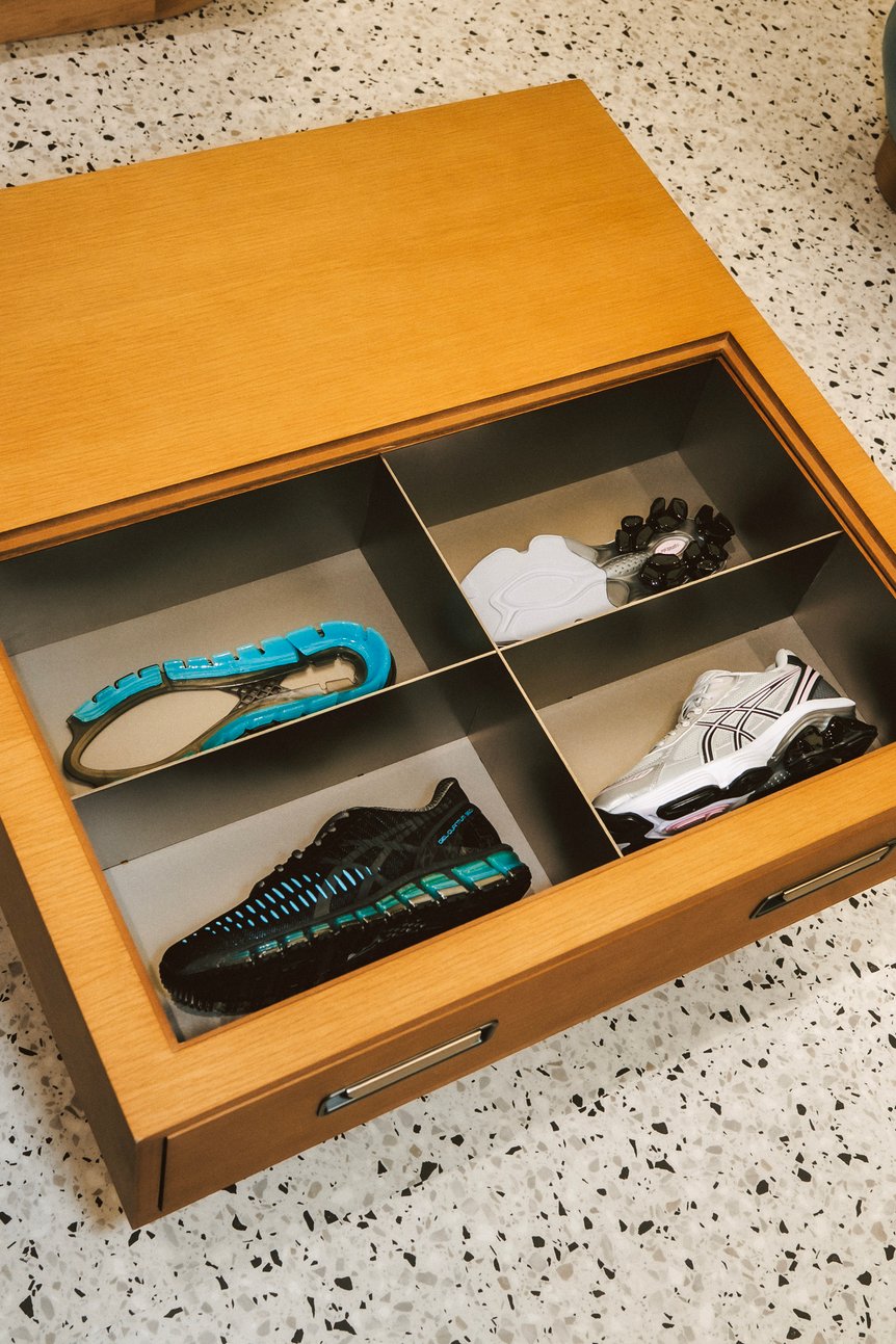 シューズと分解したパーツ