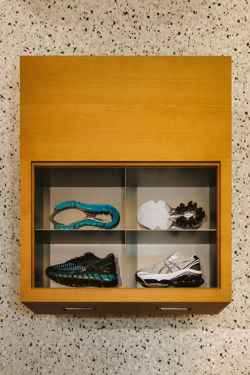 シューズと分解したパーツ