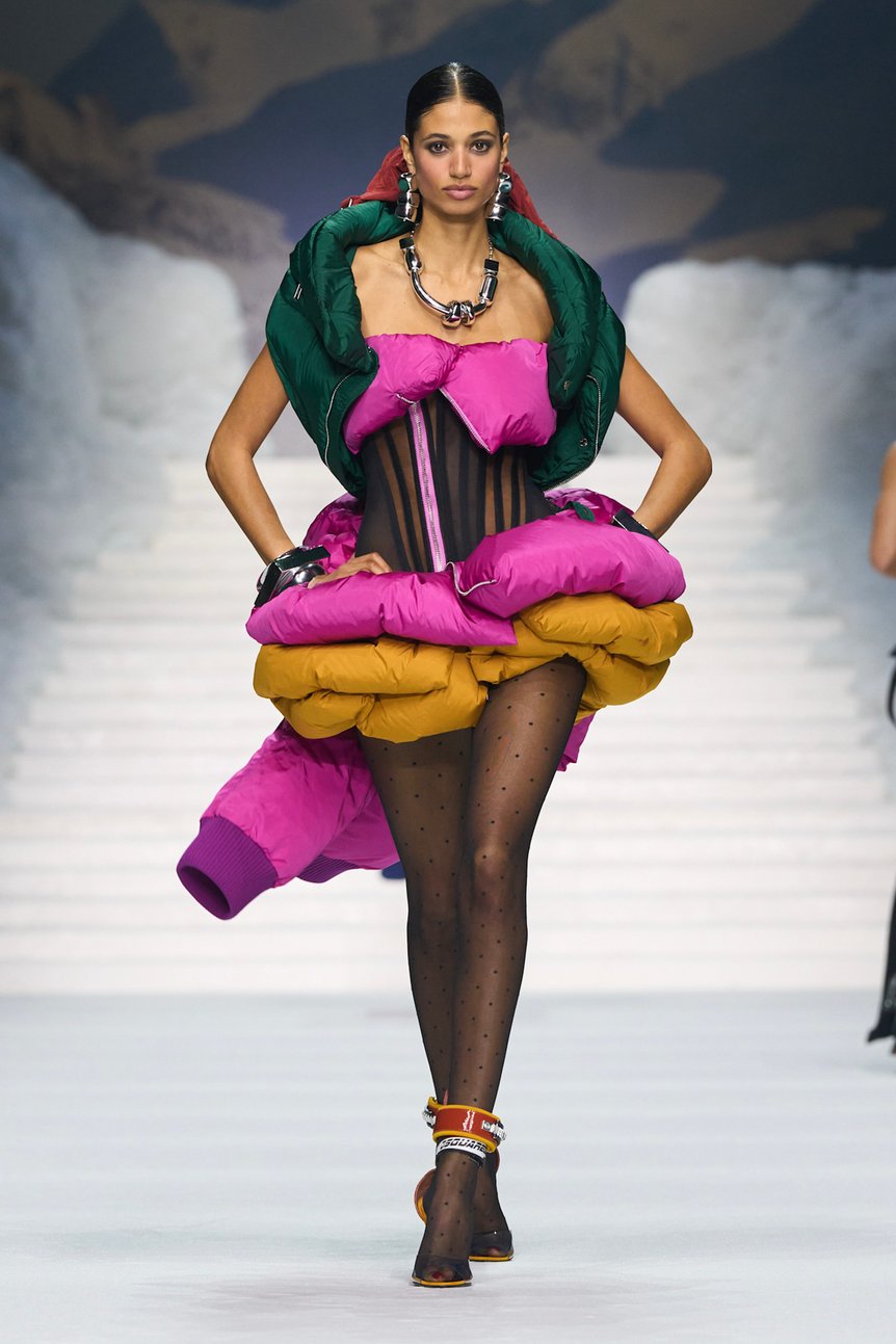 ウィンタースポーツから着想を得た服をきたモデル