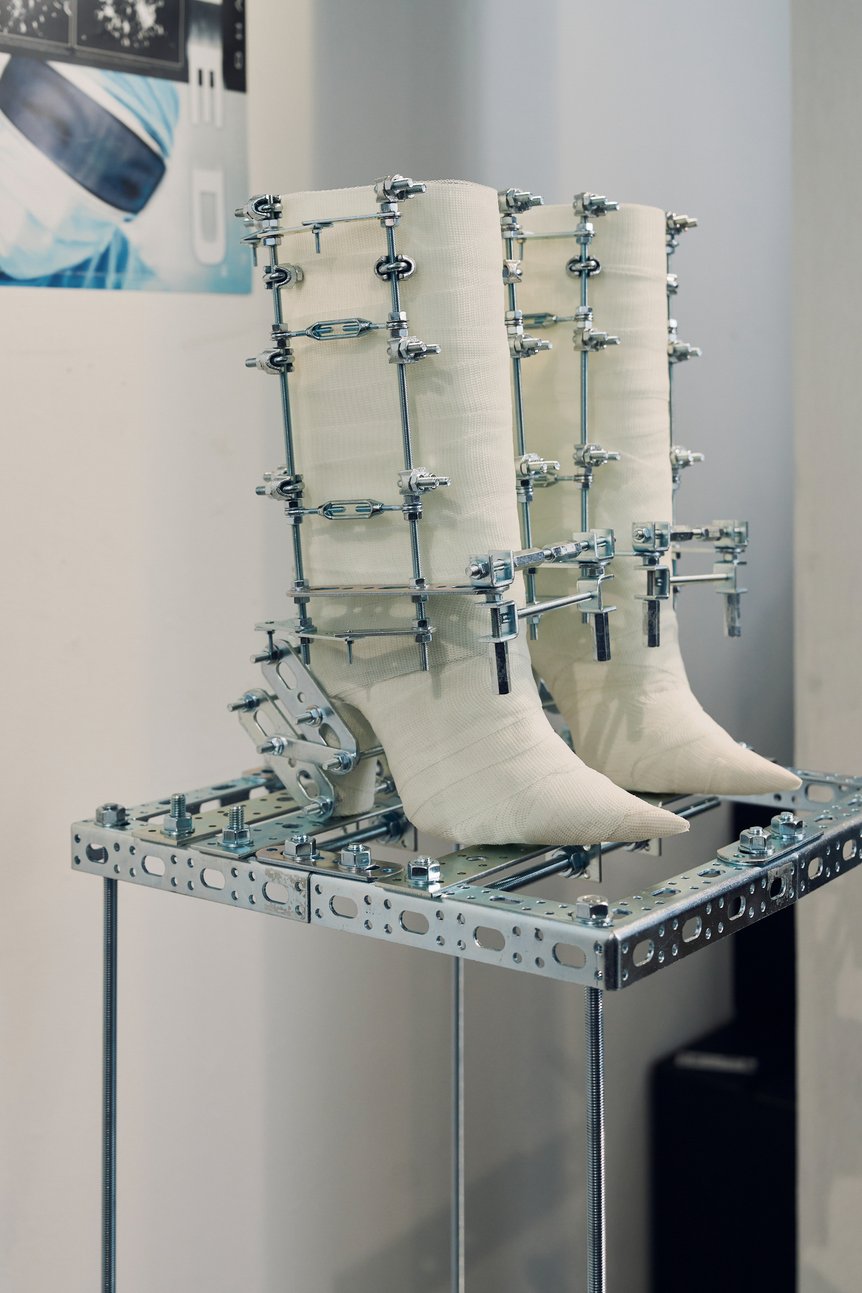 シューズアーティストの⼾⽥健太の作品