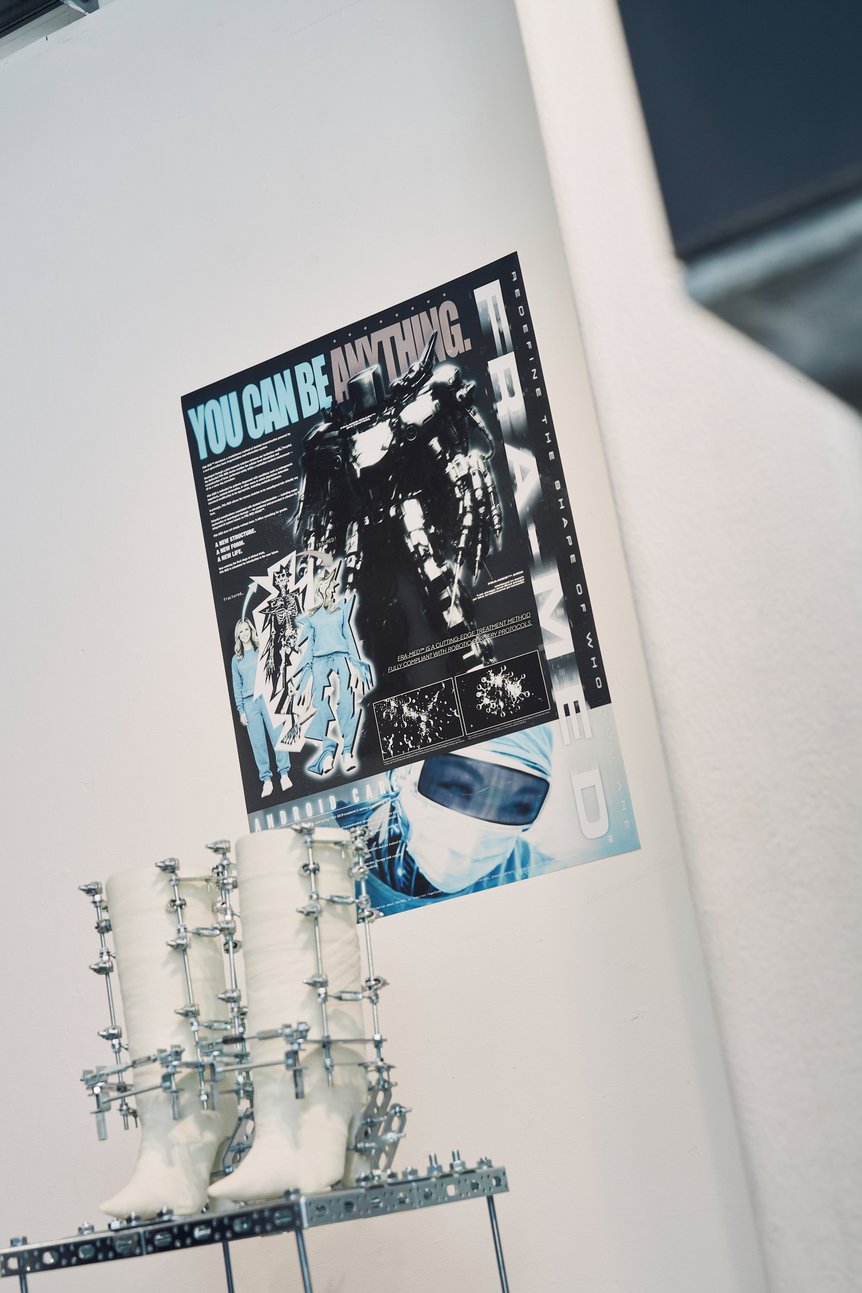 シューズアーティストの⼾⽥健太の作品と陣内良飛のグラフィック作品