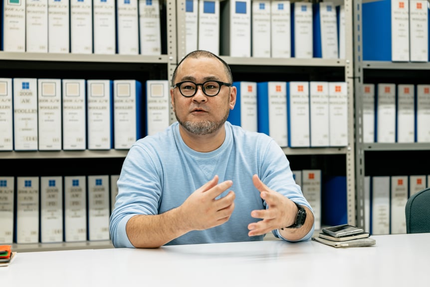 中伝毛織の企画部チーフデザイナーの藤原純子氏大滝友達