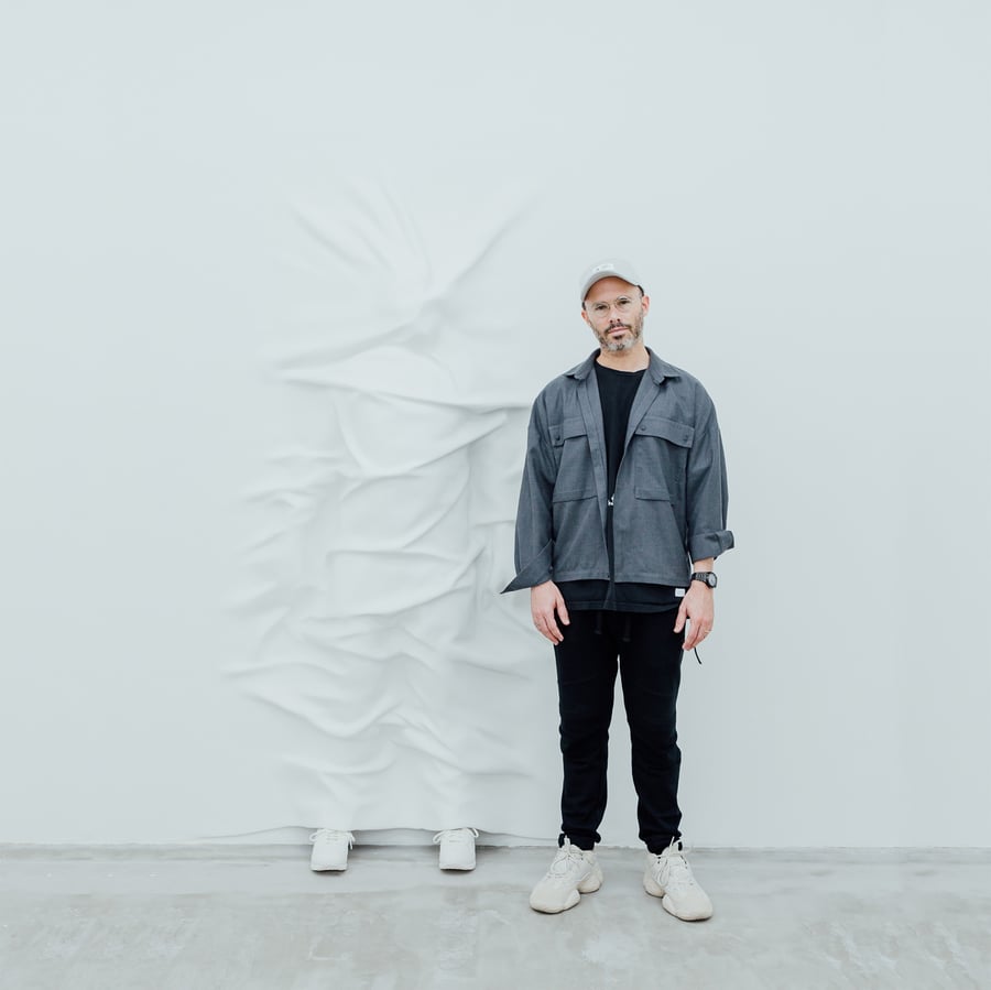 インタビュー］ファッションの領域を超えるデザイナーHussein Chalayan